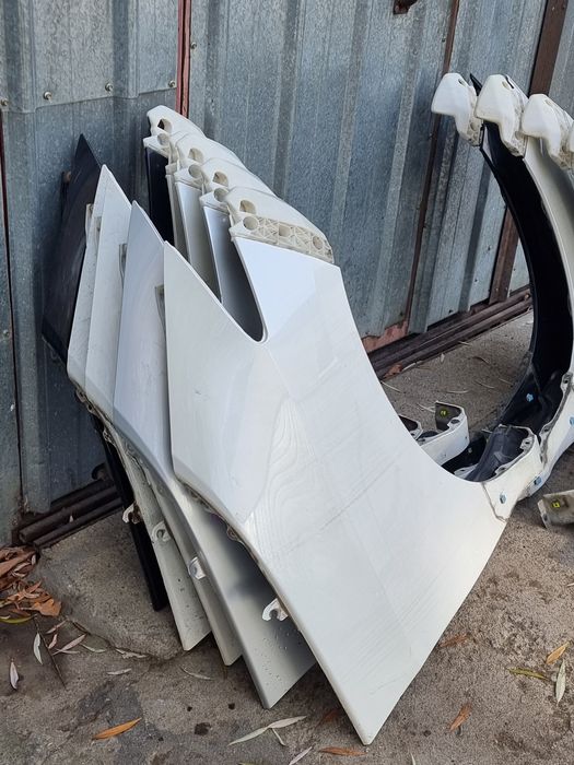 Передние крылья на Toyota Estima  .