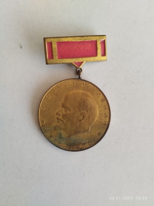 Продавам малък сет значки