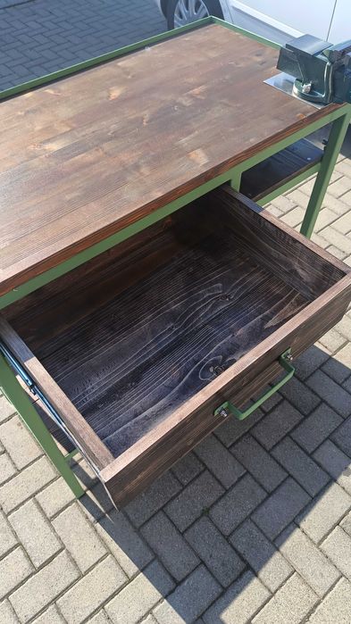 Banc de lucru cu menghină