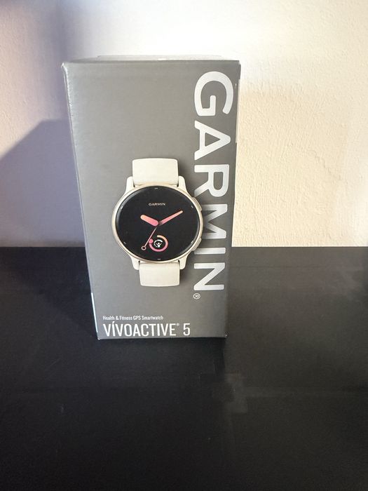Garmin Vivoactive 5 smart watch pe negru si pe alb