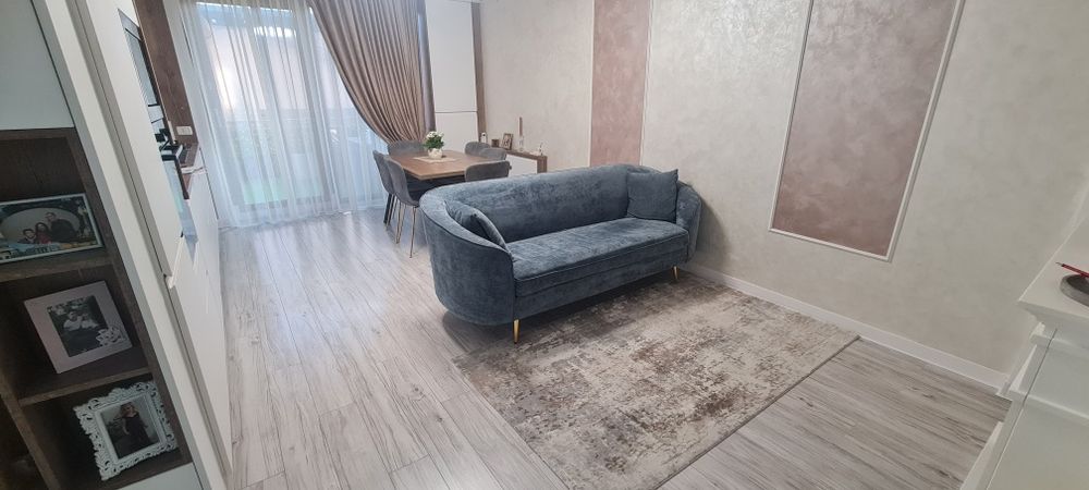 Scaune  gri 6 bucati și covor