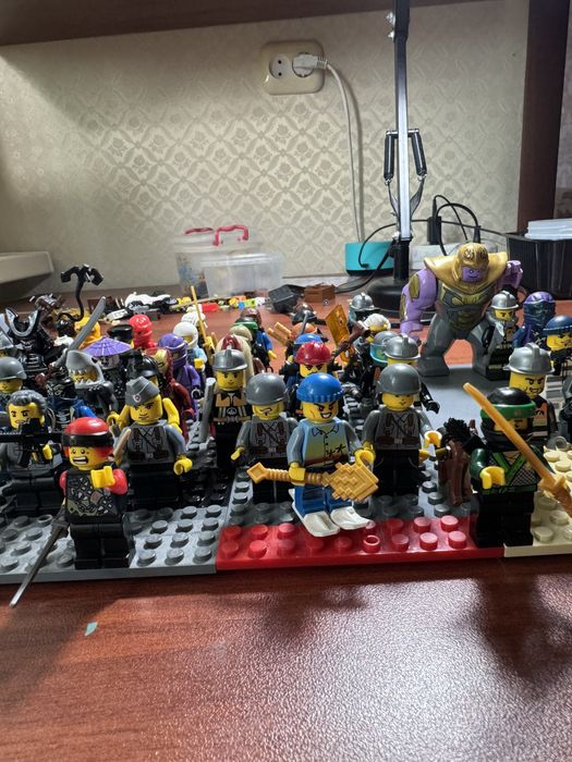 Продам человечков лего