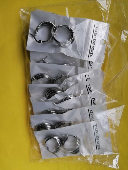 Продавам чисто нови обеци от медицинска стомана. Цената е за чифт.