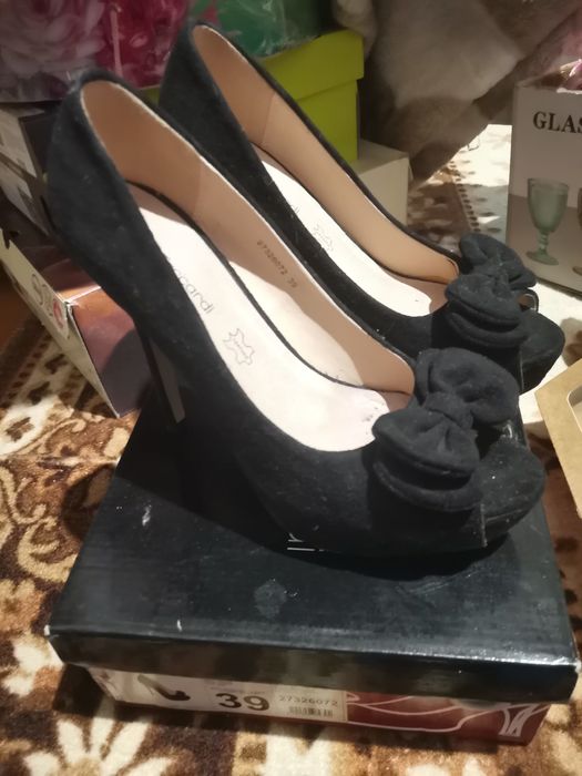 Продам замшевые туфли