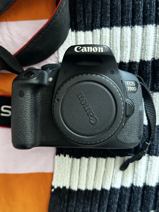 Vand Canon 700D cu obiective Canon 18-55mm si Yungnuo 50mm