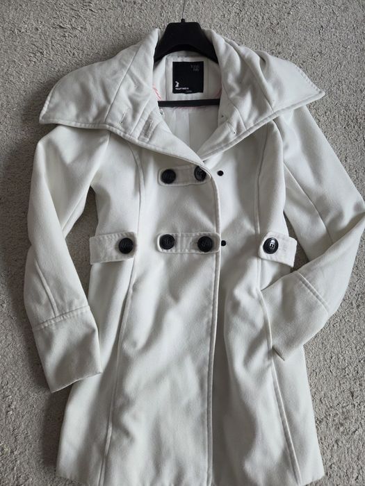 Красиво бяло палто