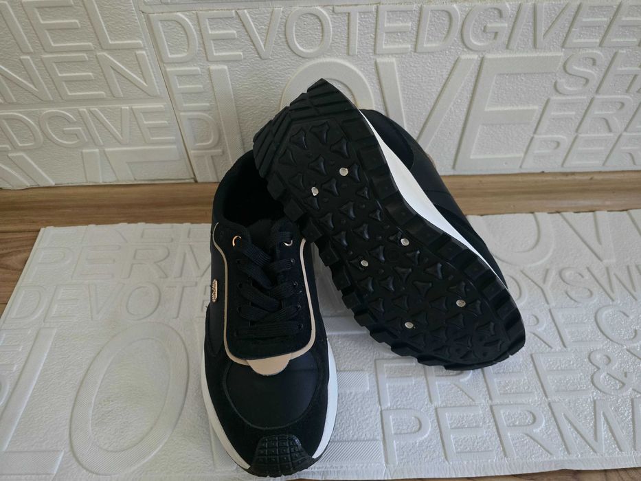 Дамски черни маратонки с висока подметка