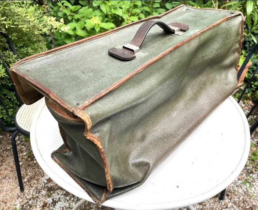 Masa metal.Marmita militara tip rucsac veche