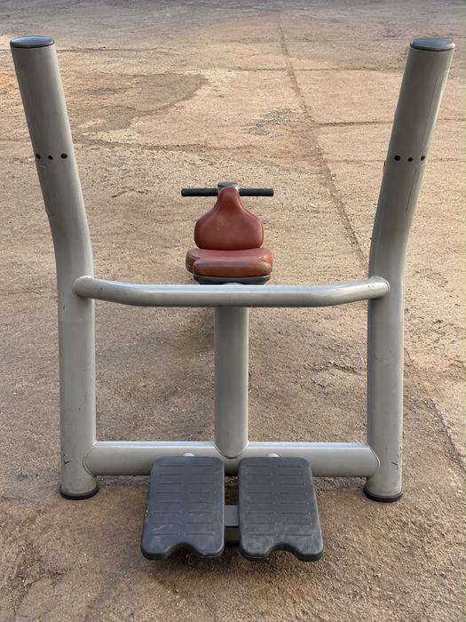 Bancă înclinată Technogym profesională + BARĂ INCLUSĂ