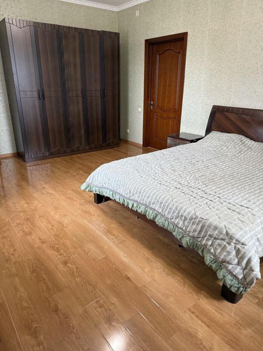 Продаетс мебель: стол и 12 стульев, спальный гарнитур