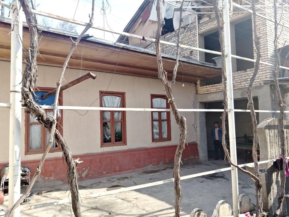 Hovli sotiladi 2 sotiqli yashashga sharoyiti bor namanga