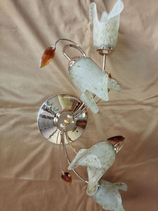 Люстры потолочные со стекляными плафонами.