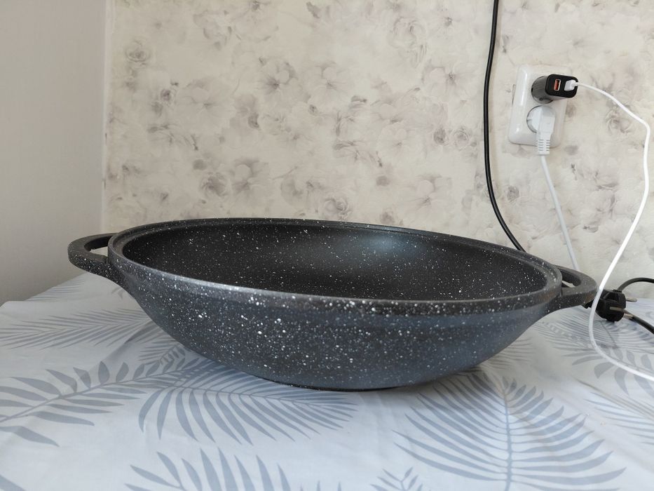 Продам кастрюли диаметр 34см, б/у.