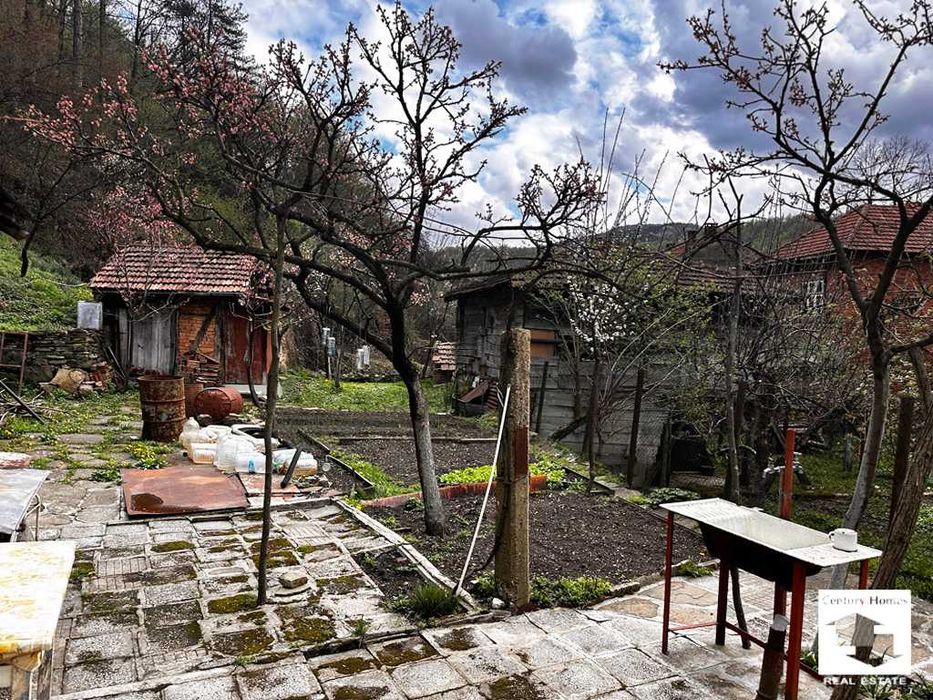 180057 Двуетажна къща в с. Станчов хан, на 12 км. от град Трявна