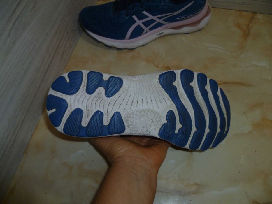 ASICS маратонки