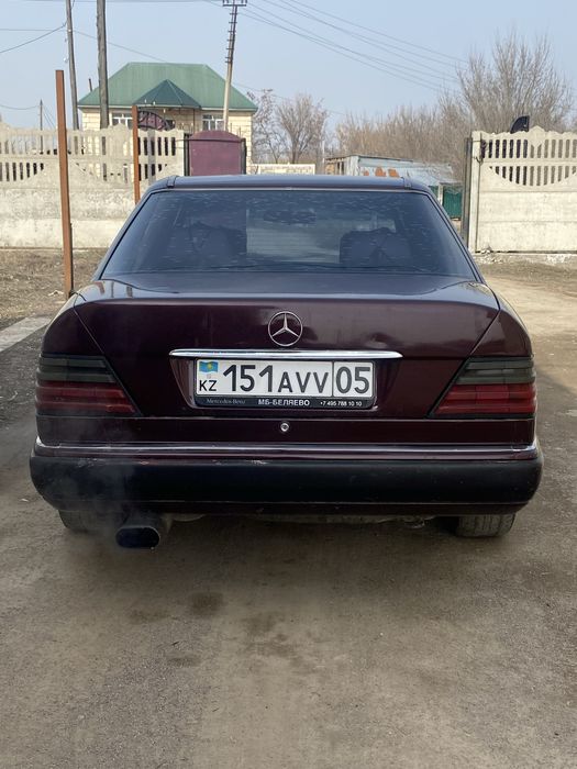 Мерседес 124。