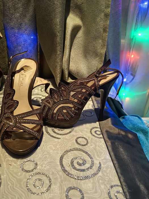 Продам обувь за все 8000 р.35-36