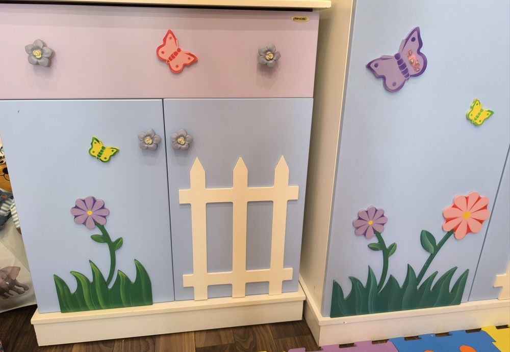 Комплект детски гардероб и скрин на цветя и пеперуди