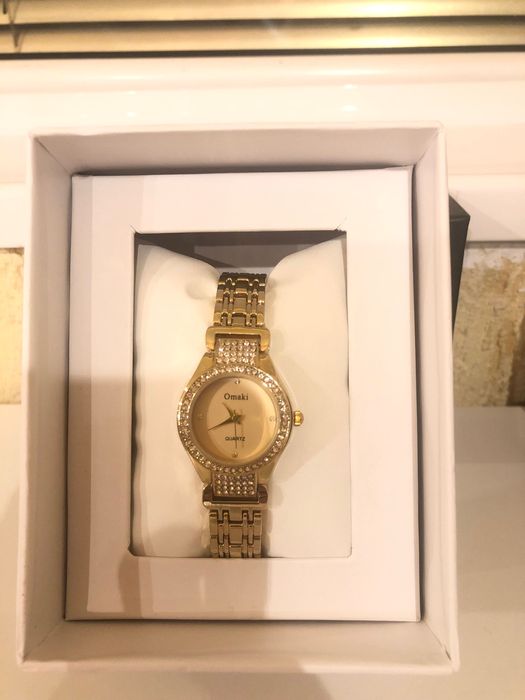Дамски стилен златен часовник с инкрустация с марката Omaki