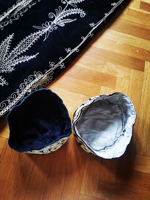 Винтидж бродиран кафтан и две винтидж узбекски шапки "Тубетей"