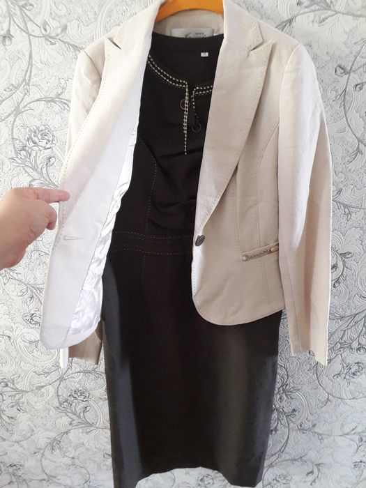 Продам платья и костюм в отличном состоянии.