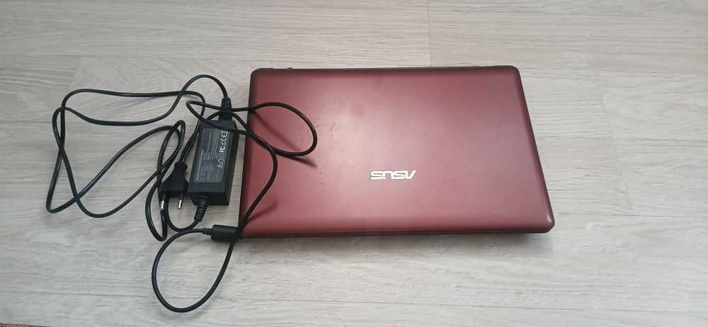 Нетбук асус.қызыл түсті.