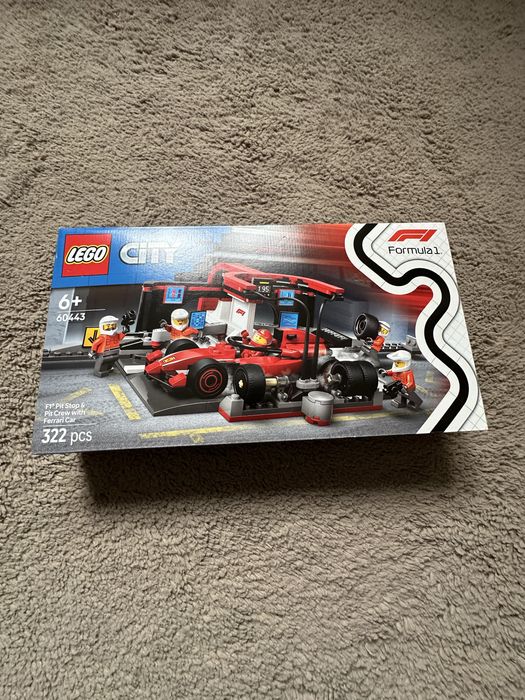 LEGO City Boxă și mecanici F1 cu mașină Ferrari