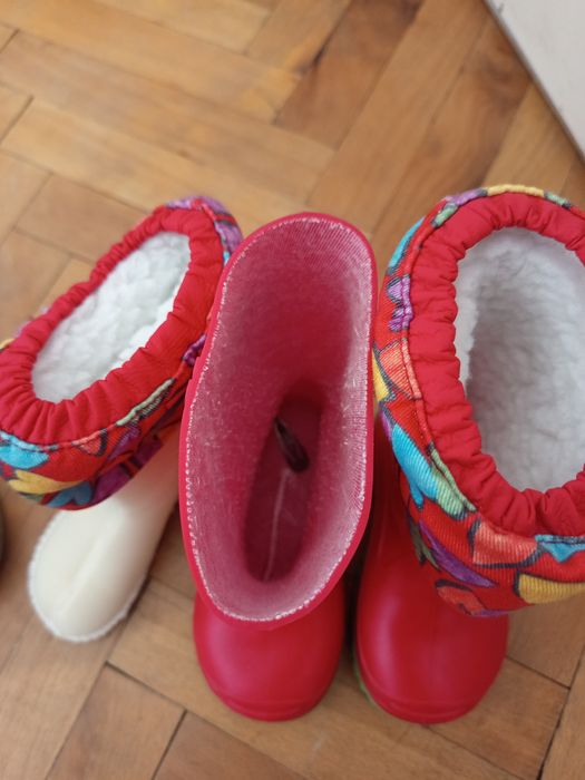 Ботушки цена за двата чифта- гумени(20 номер) лилави (21номер)