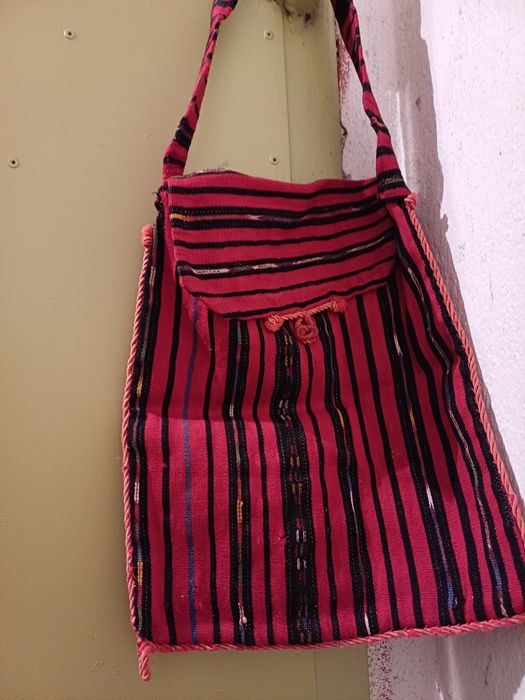 Дамски чанти и ръчно изработени битови торбички.