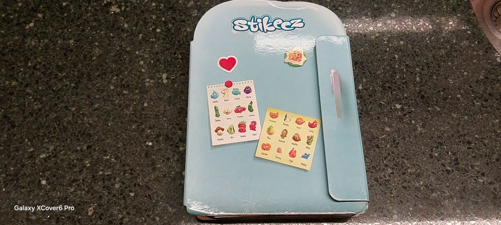 Продават се колекции Stikeez + подарък изненада