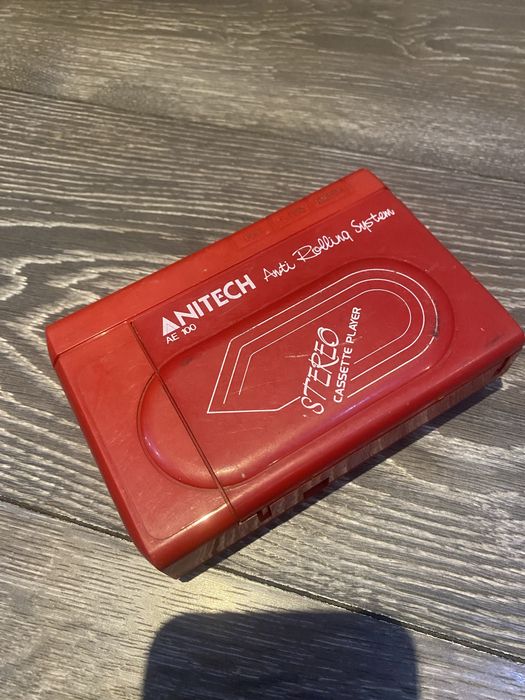 Walkman Vintage Anitech AE 100 – Roșu – Perfect Funcțional