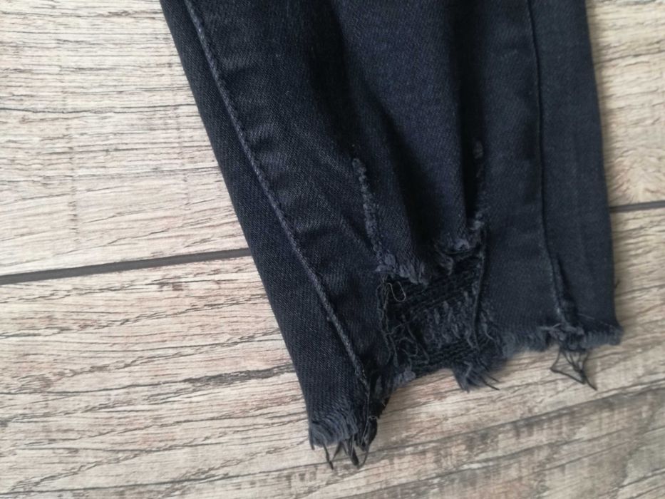 Продавам чисто нови модернистични-черни дънки MIMIDAVE със разкъсани