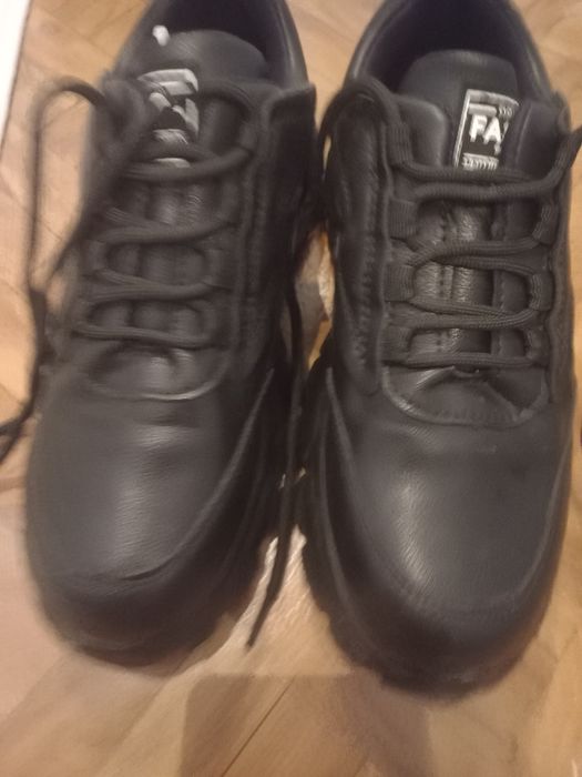 Продам женские кроссовки