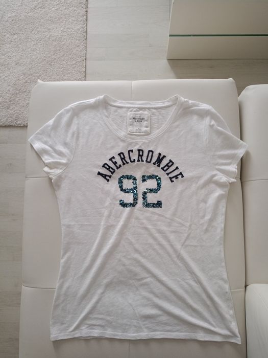 Vând bluza dama Abercrombie Fitch,in stare buna, produs de calitate.