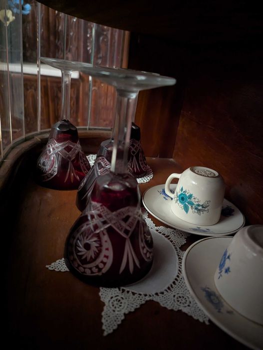 Set cristal rubiniu tăiat – vaza, carafă și 4 pahare – stare excelentă