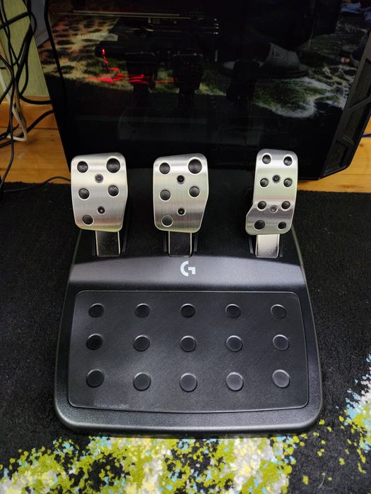 Игровой руль Logitech G923 с педалями и коробкой передач