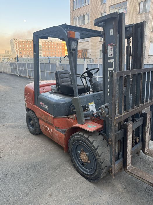 Продам вилочный погрузчик 3т 3м кара