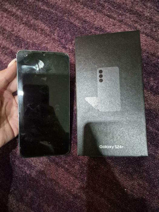 Продавам Самсунг S24+