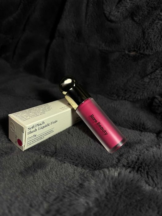 Rare Beauty Blush – nuanța Lucky