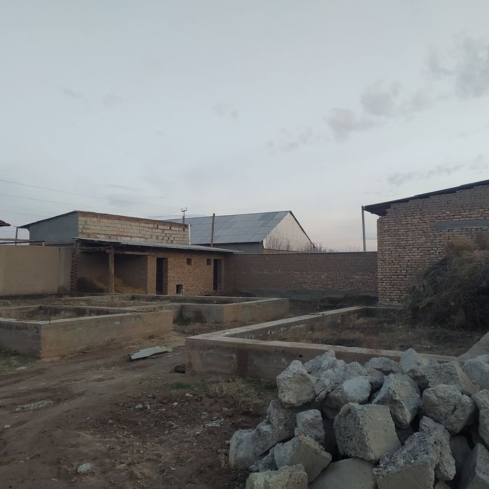 Курилиши тугалланмаган ховли