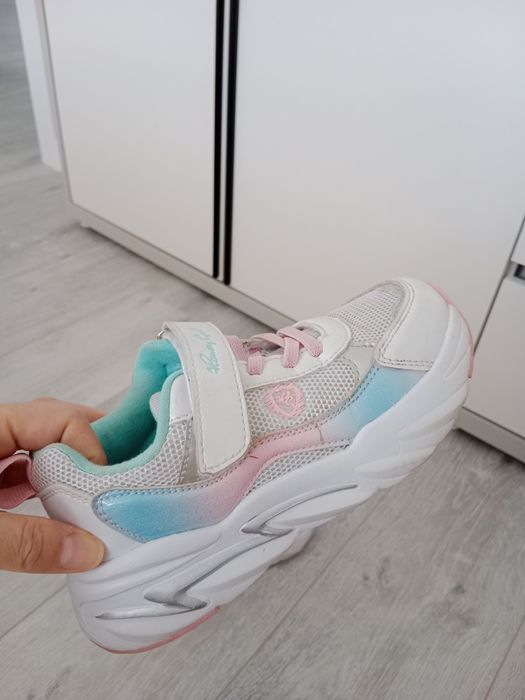 Кроссовки на девочку