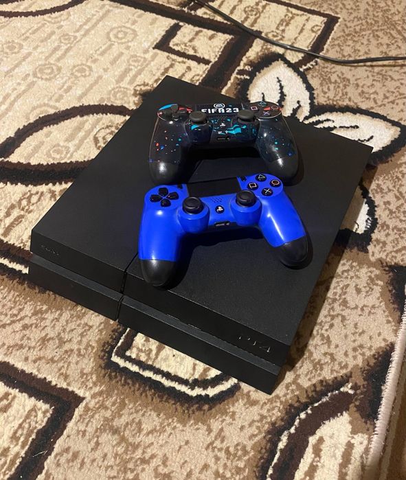 PlayStation 4 на хорошем состояние