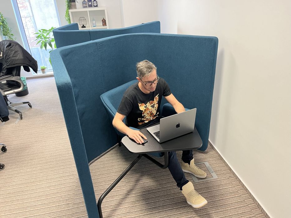 Workstation / Birou cu paravan - Video Conferinte