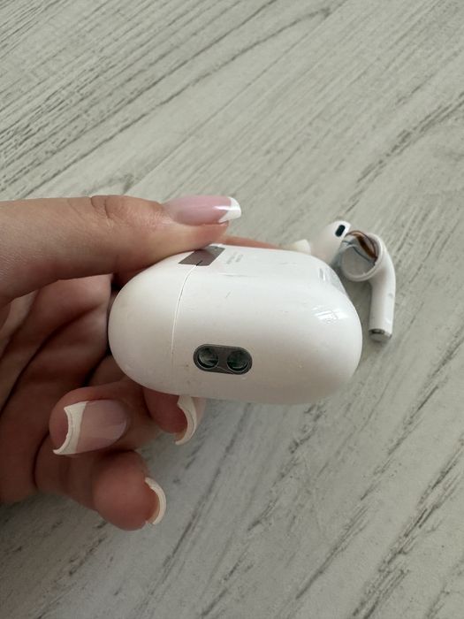 Apple AirPods Pro – оригинални (едната не работи)