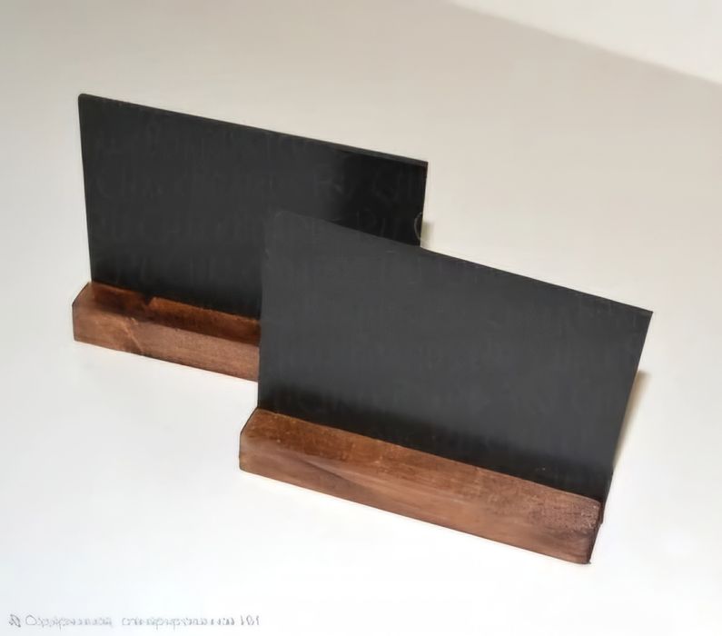 Меловые ценники на деревянной подставке