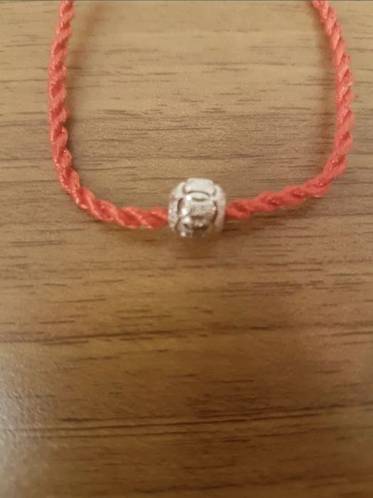 Красная нить с серебряным шариком