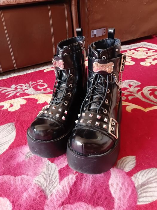 продам ботинки в готический стиле
