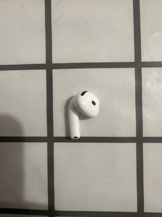 Левый наушник airpods 4