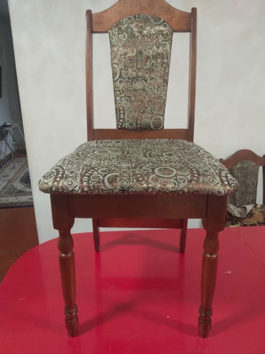 Кухонный стол со стулами