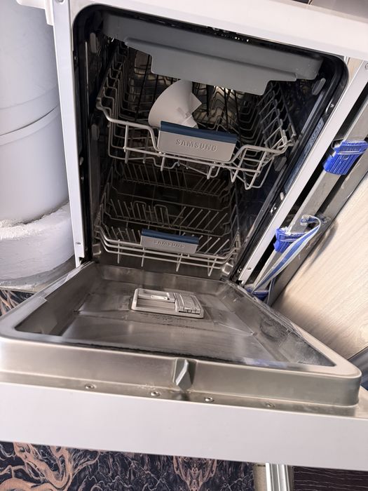 Продам посудомоечную машину